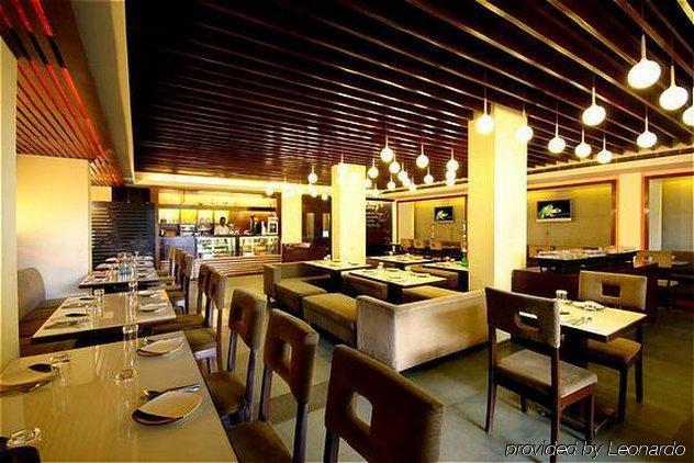 Hotel Komfort Terraces Бангалор Ресторан фото